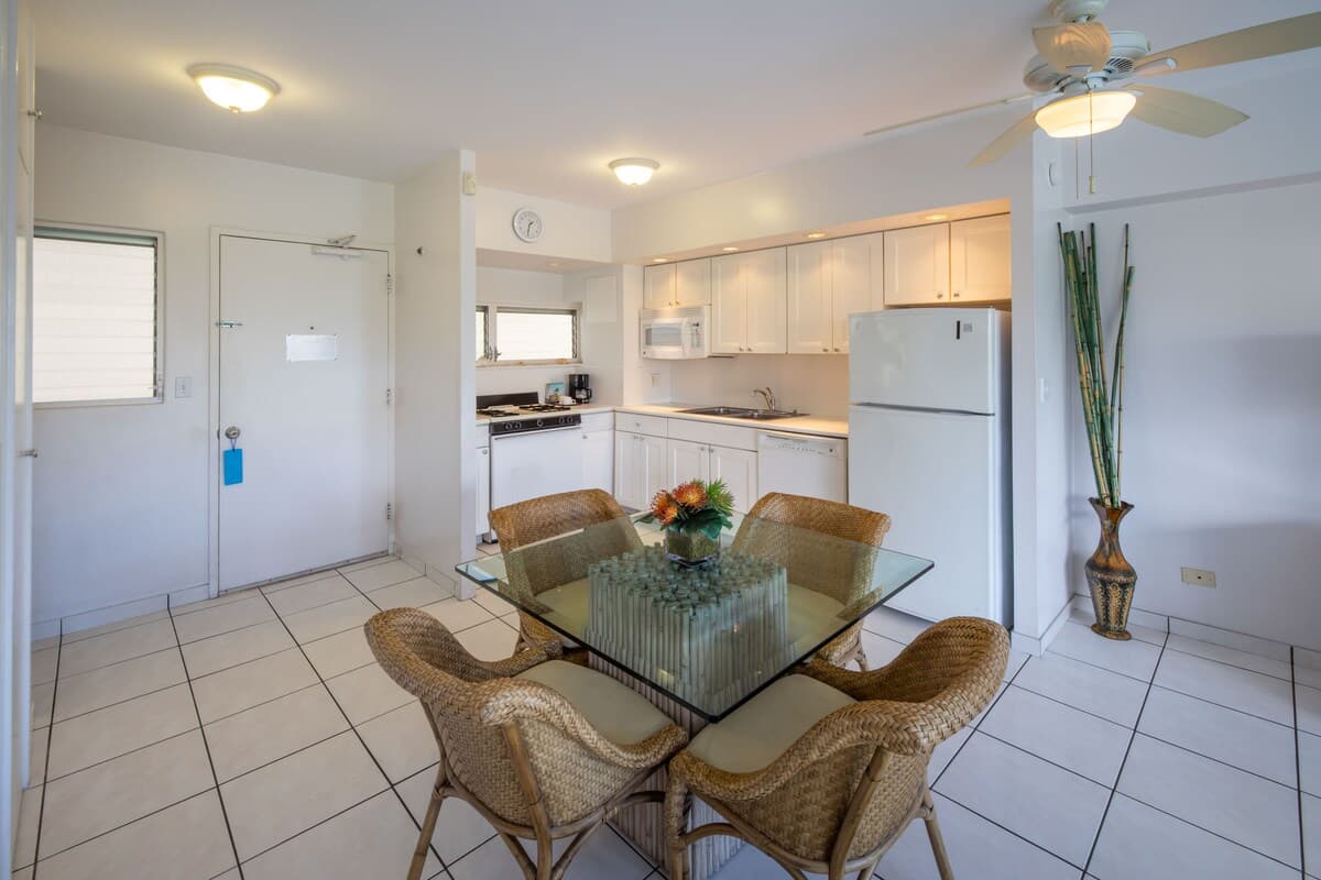 Waikiki Shore Ocean View 1B *January Special!* - Photo 3