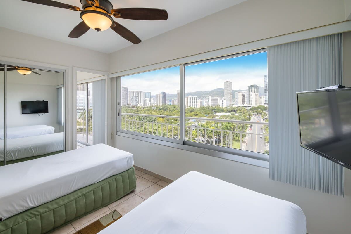Waikiki Shore Ocean View*Never ending summer deal* - Photo 2
