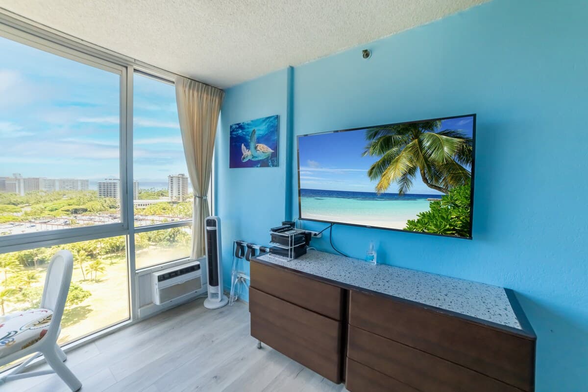 Condo in Honolulu · ★4.68 · 1 bedroom · 1 bed · 1 private bath - Photo 4