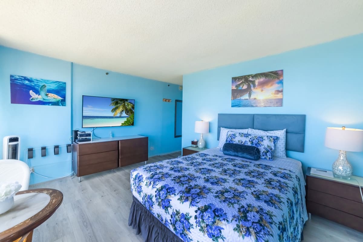 Condo in Honolulu · ★4.68 · 1 bedroom · 1 bed · 1 private bath - Photo 1