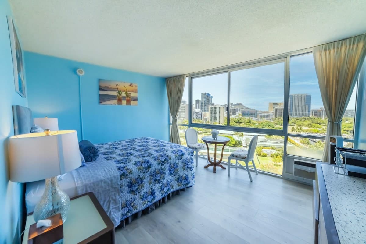 Condo in Honolulu · ★4.68 · 1 bedroom · 1 bed · 1 private bath - Photo 5