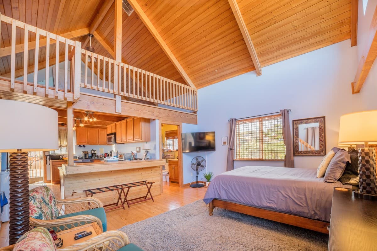 Stunning Views, Great Location in a Private Studio - Photo 2