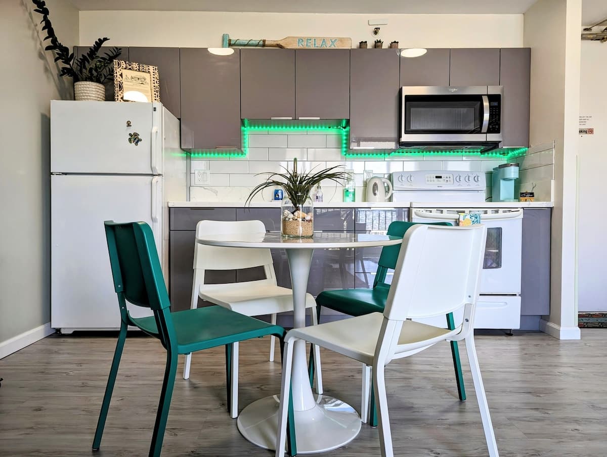 Condo in Honolulu · ★4.99 · 1 bedroom · 3 beds · 1 private bath - Photo 5