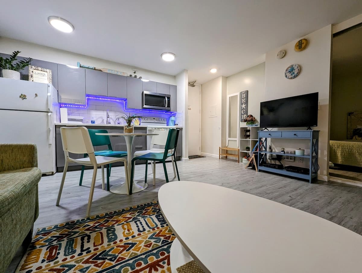 Condo in Honolulu · ★4.99 · 1 bedroom · 3 beds · 1 private bath - Photo 4
