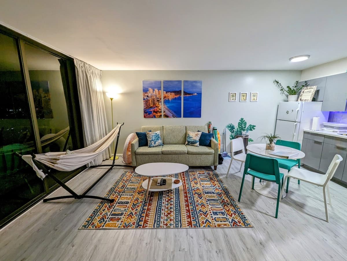 Condo in Honolulu · ★4.99 · 1 bedroom · 3 beds · 1 private bath - Photo 3