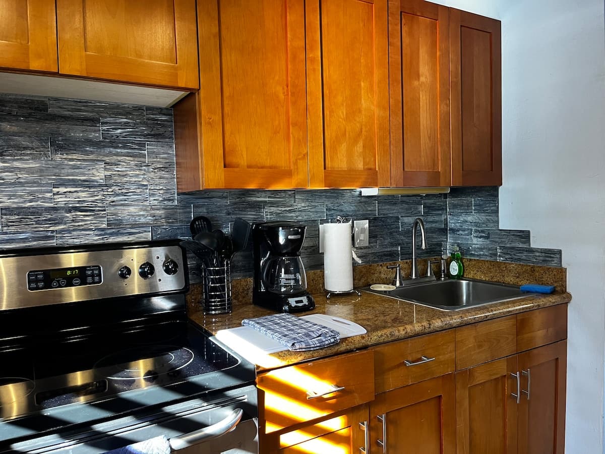 Condo in Lahaina · ★4.93 · 1 bedroom · 2 beds · 1 private bath - Photo 4