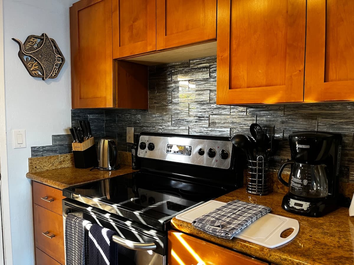 Condo in Lahaina · ★4.93 · 1 bedroom · 2 beds · 1 private bath - Photo 3