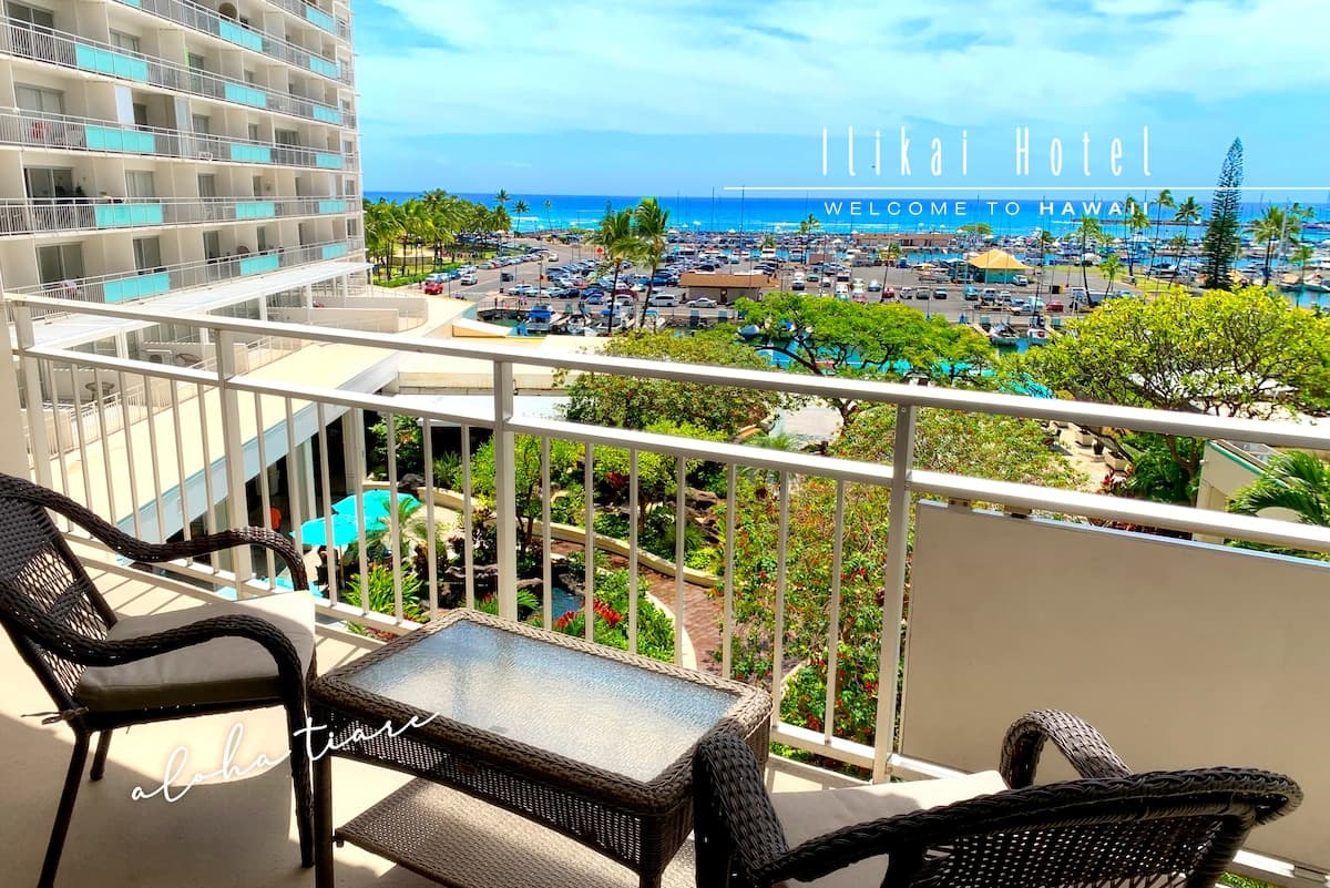 Condo in Honolulu · ★4.88 · Studio · 4 beds · 1 private bath - Photo 1