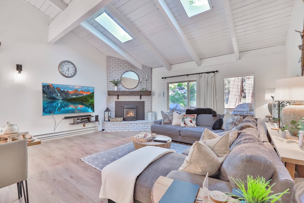 Townhouse in Incline Village · ★4.97 · 3 bedrooms · 4 beds · 3.5 private baths - Photo 5