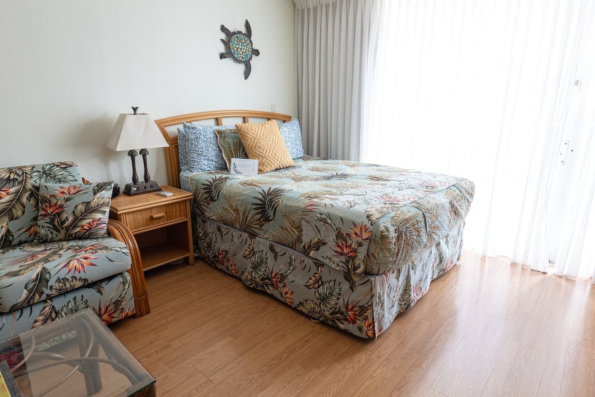 Condo in Honolulu · ★4.81 · Studio · 2 beds · 1 private bath - Photo 2