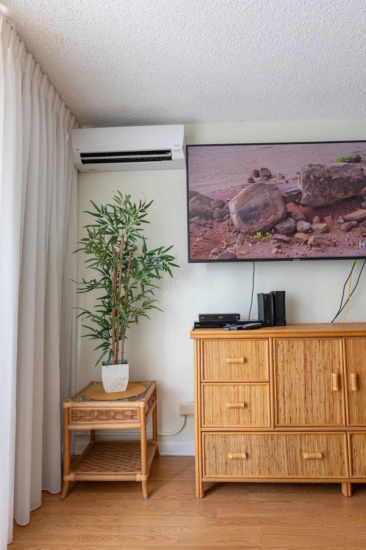 Condo in Honolulu · ★4.81 · Studio · 2 beds · 1 private bath - Photo 3