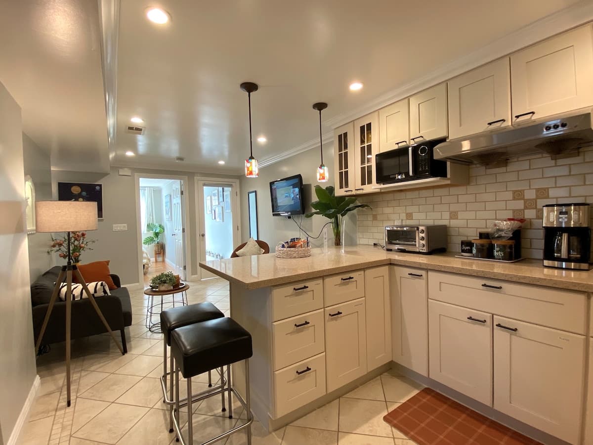 Cozy 3/2 private unit with charming yard relax - Photo 1