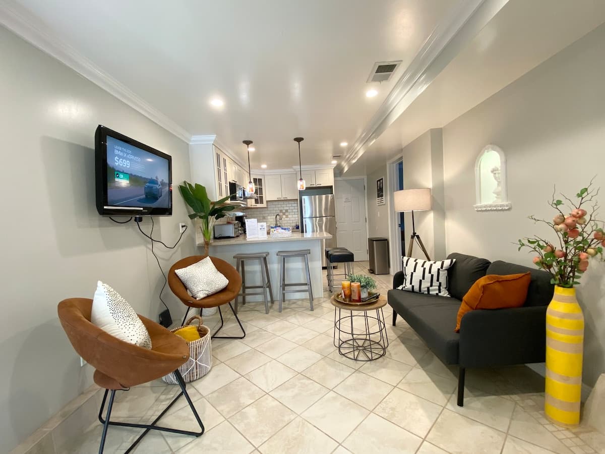 Cozy 3/2 private unit with charming yard relax - Photo 5