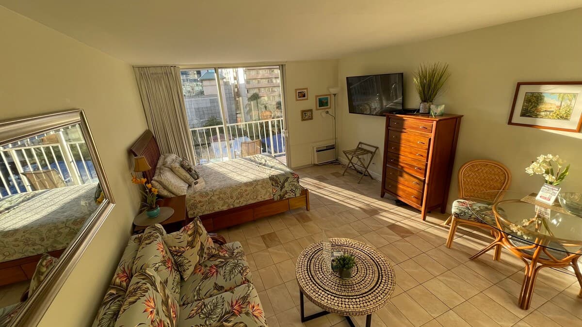 Condo in Honolulu · ★4.6 · Studio · 2 beds · 1 private bath - Photo 5