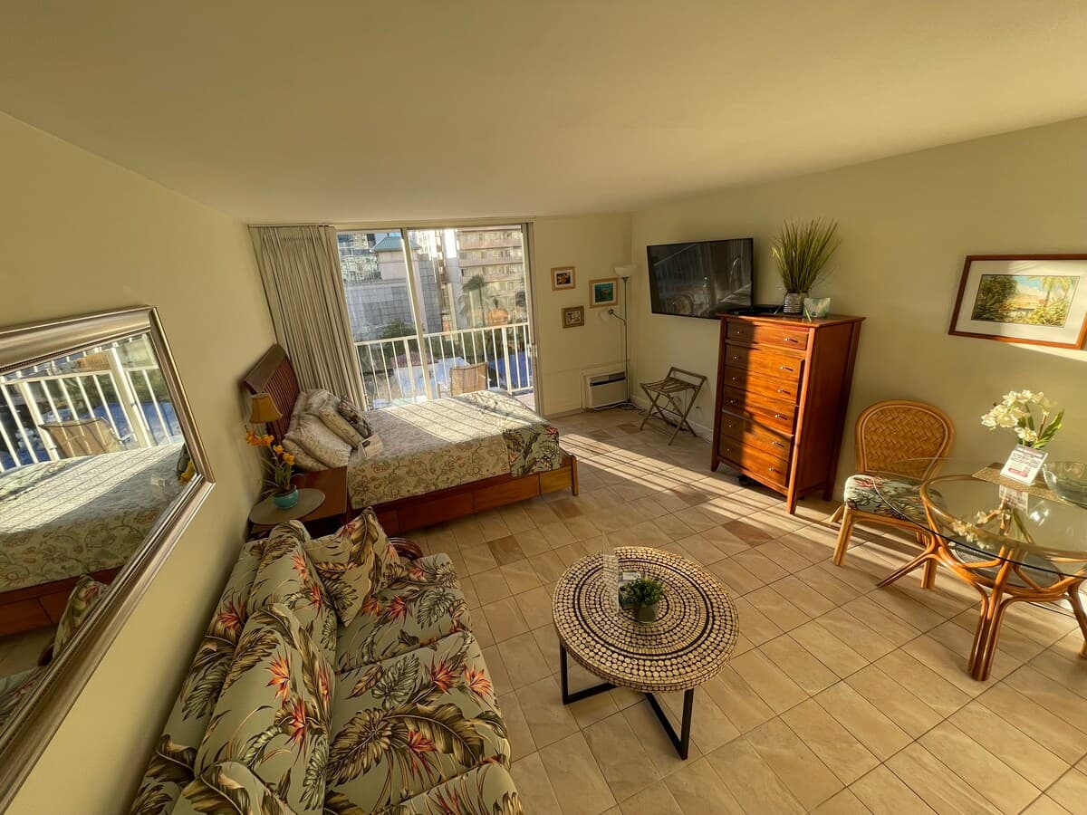 Condo in Honolulu · ★4.6 · Studio · 2 beds · 1 private bath - Photo 1