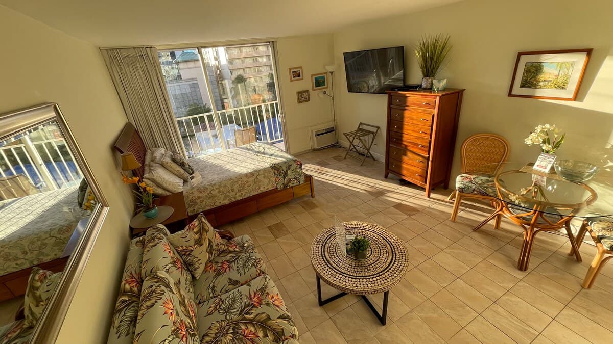 Condo in Honolulu · ★4.6 · Studio · 2 beds · 1 private bath - Photo 3
