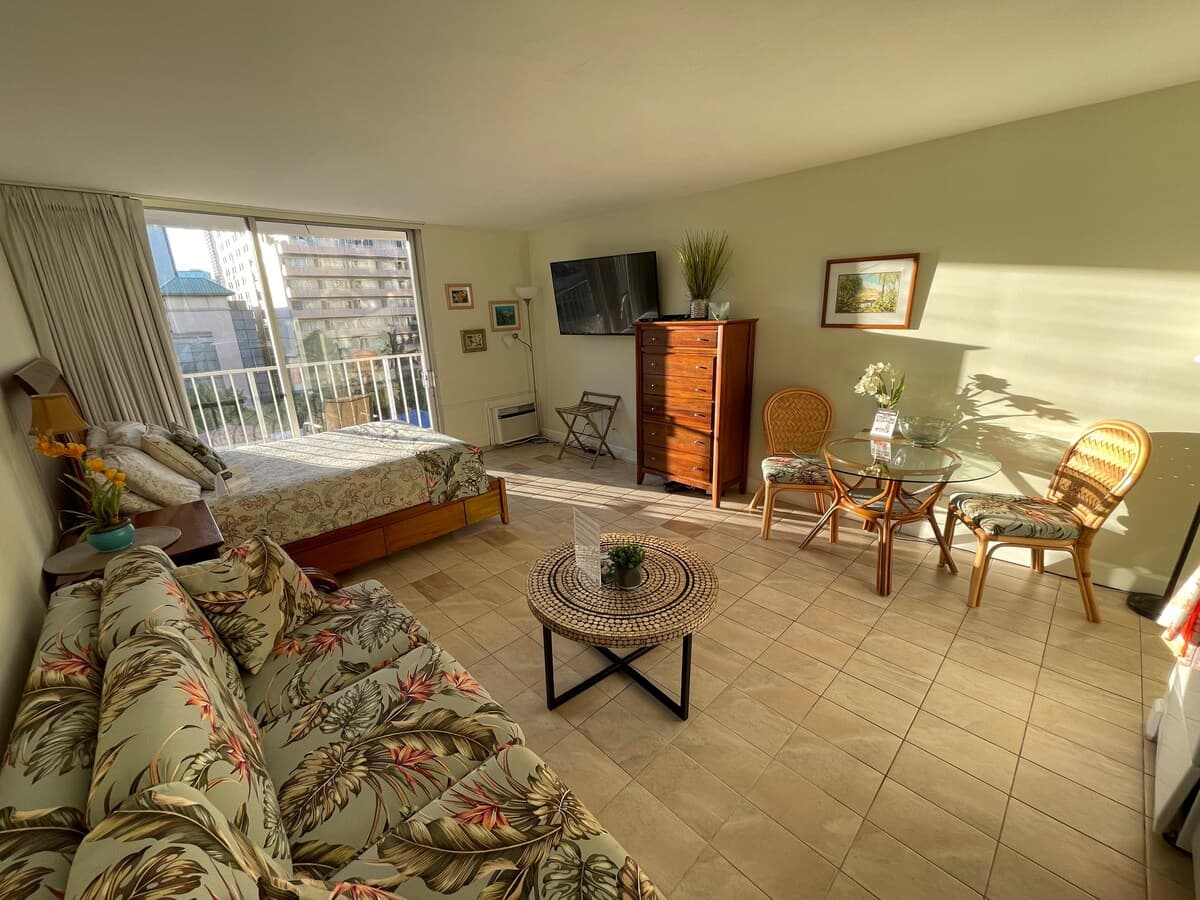 Condo in Honolulu · ★4.6 · Studio · 2 beds · 1 private bath - Photo 2