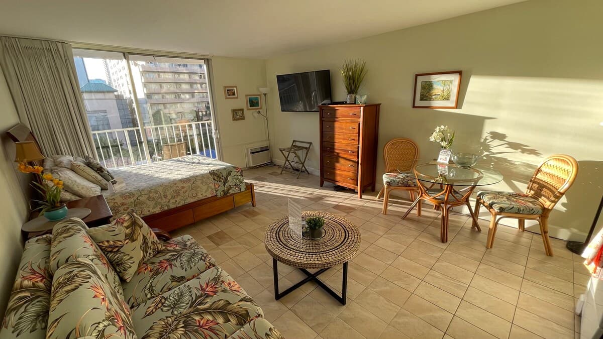 Condo in Honolulu · ★4.6 · Studio · 2 beds · 1 private bath - Photo 4