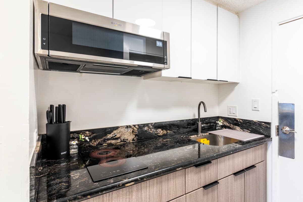 Condo in Honolulu · ★4.68 · 1 bedroom · 2 beds · 1 private bath - Photo 4