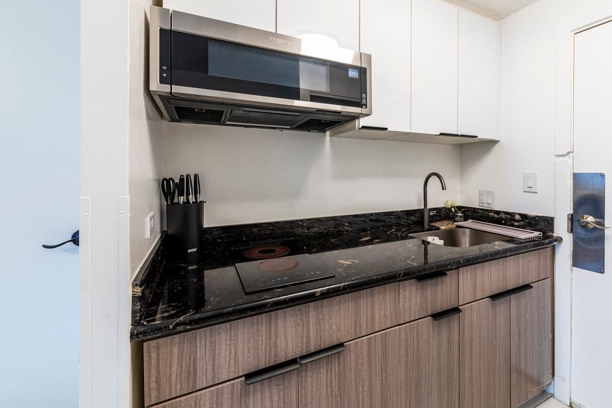Condo in Honolulu · ★4.65 · 1 bedroom · 2 beds · 1 private bath - Photo 3