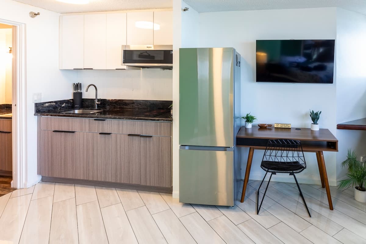 Condo in Honolulu · ★4.72 · 1 bedroom · 2 beds · 1 private bath - Photo 3