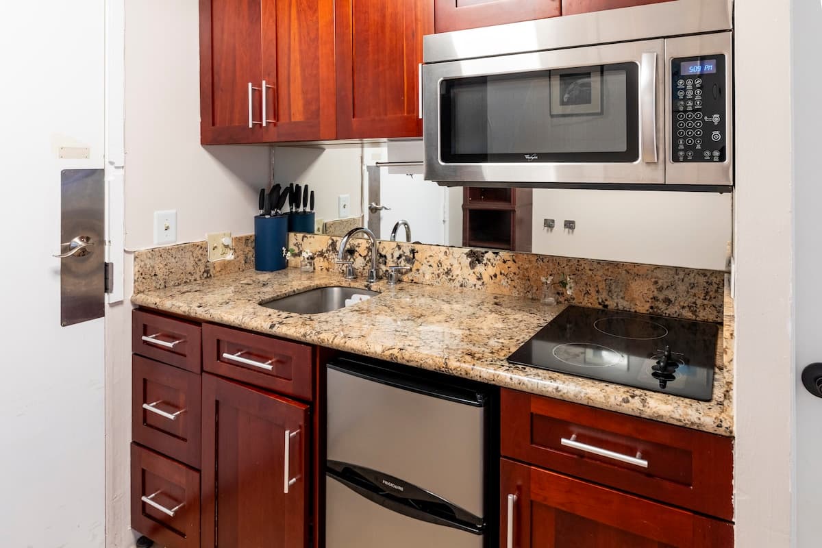 Condo in Honolulu · ★4.5 · 1 bedroom · 2 beds · 1 private bath - Photo 5