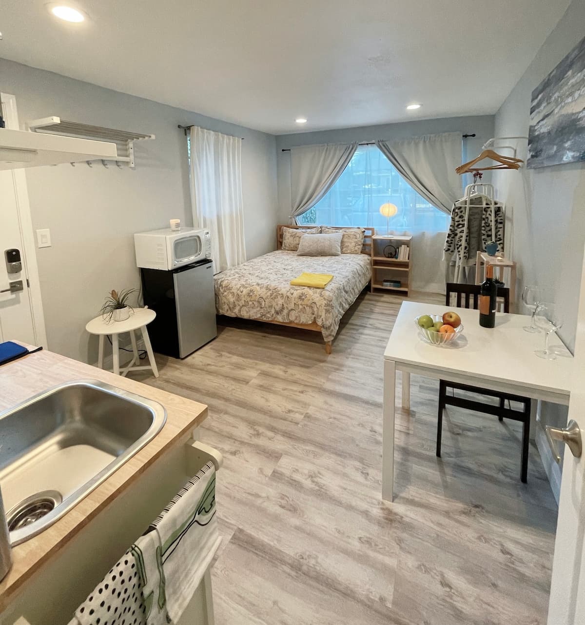 New studio, private entry, pet-friendly yard - Photo 1