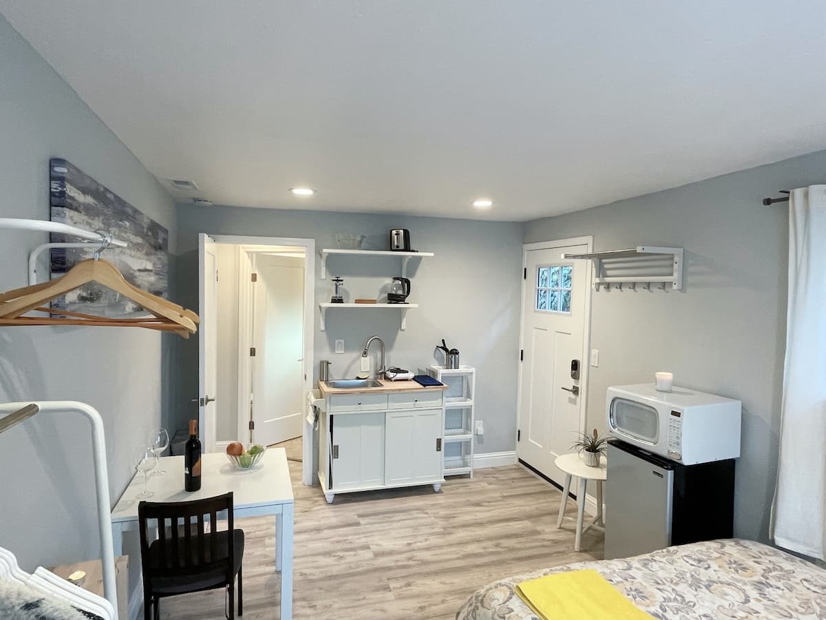 New studio, private entry, pet-friendly yard - Photo 4