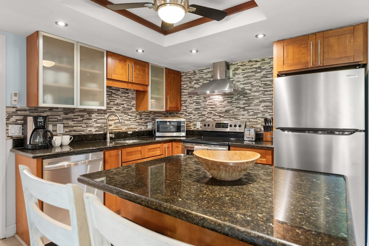 Condo in Kihei · ★4.75 · 2 bedrooms · 3 beds · 2 private baths - Photo 5
