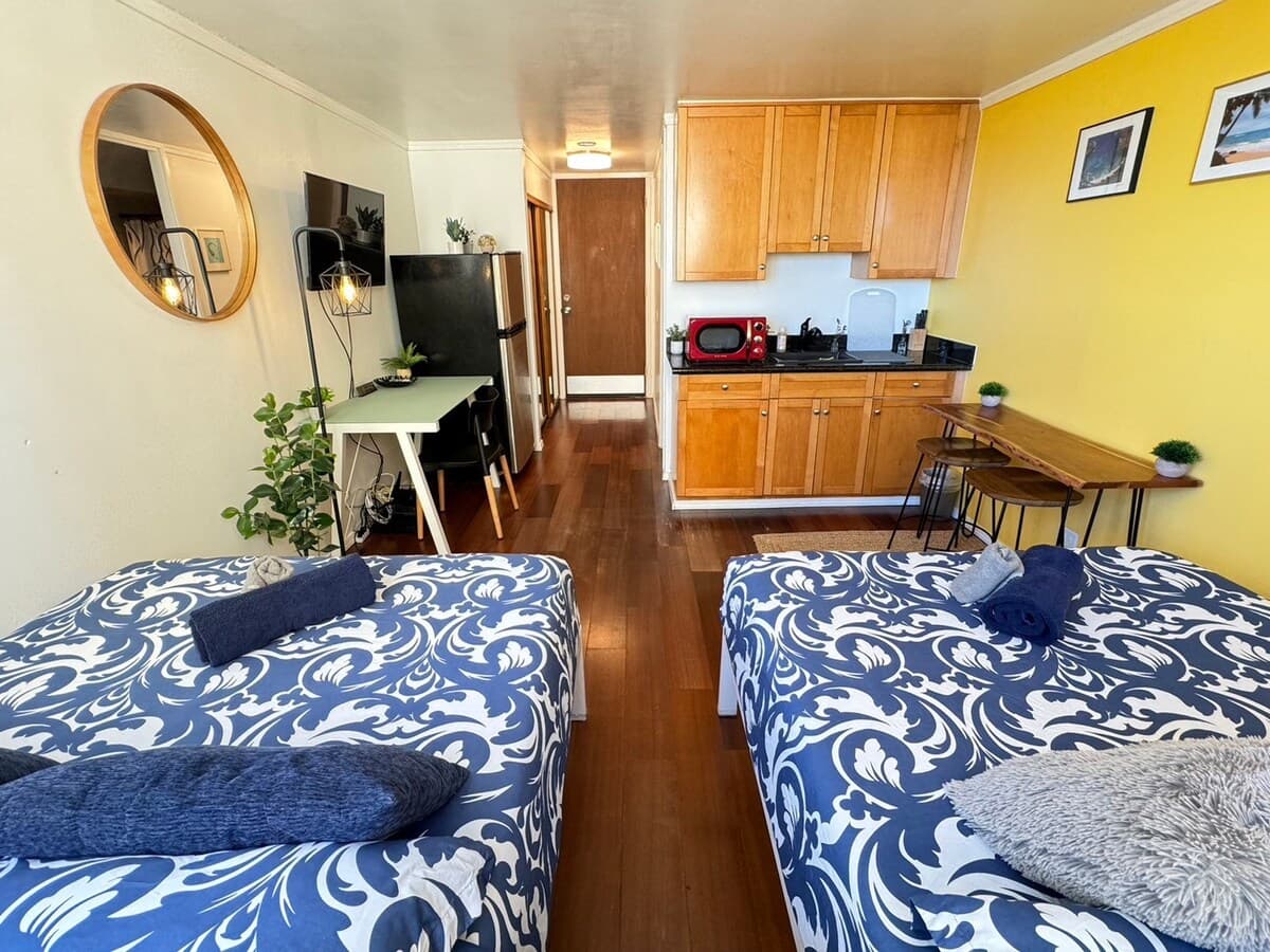 Condo in Honolulu · ★4.61 · 1 bedroom · 2 beds · 1 private bath - Photo 5