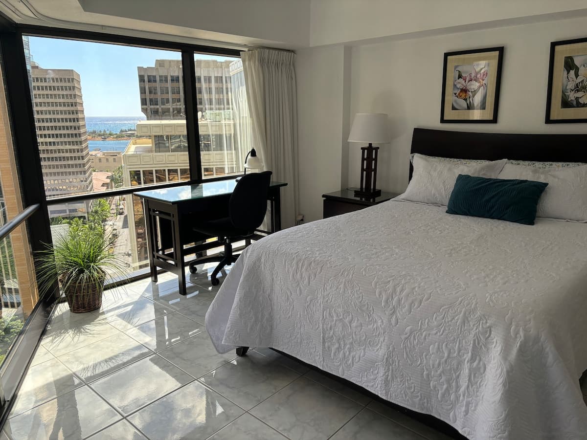 Condo in Honolulu · ★4.82 · 3 bedrooms · 5 beds · 1 private bath - Photo 1