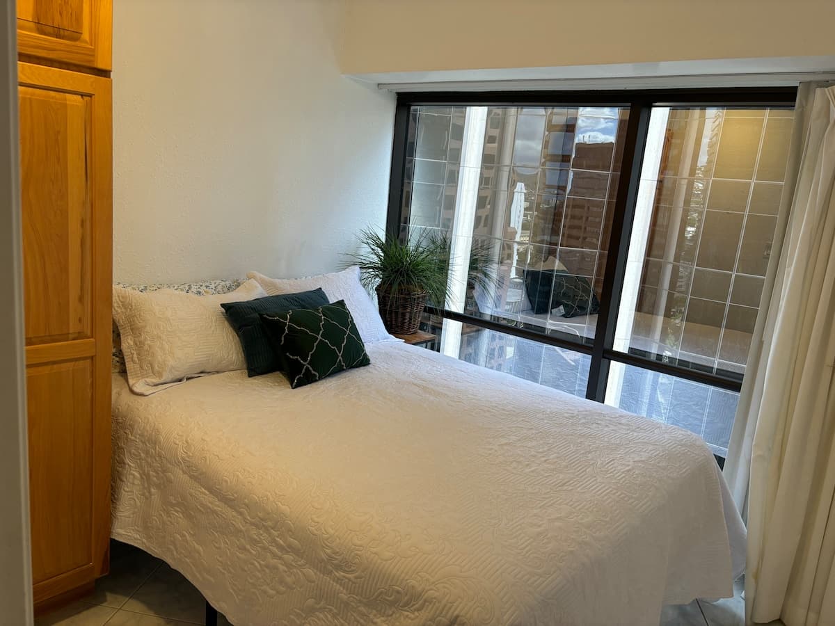 Condo in Honolulu · ★4.82 · 3 bedrooms · 5 beds · 1 private bath - Photo 2