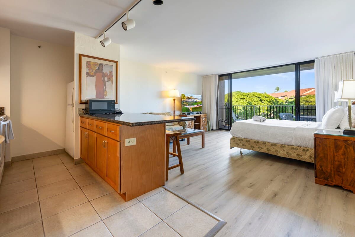 Condo in Lahaina · ★4.85 · Studio · 2 beds · 1 private bath - Photo 4