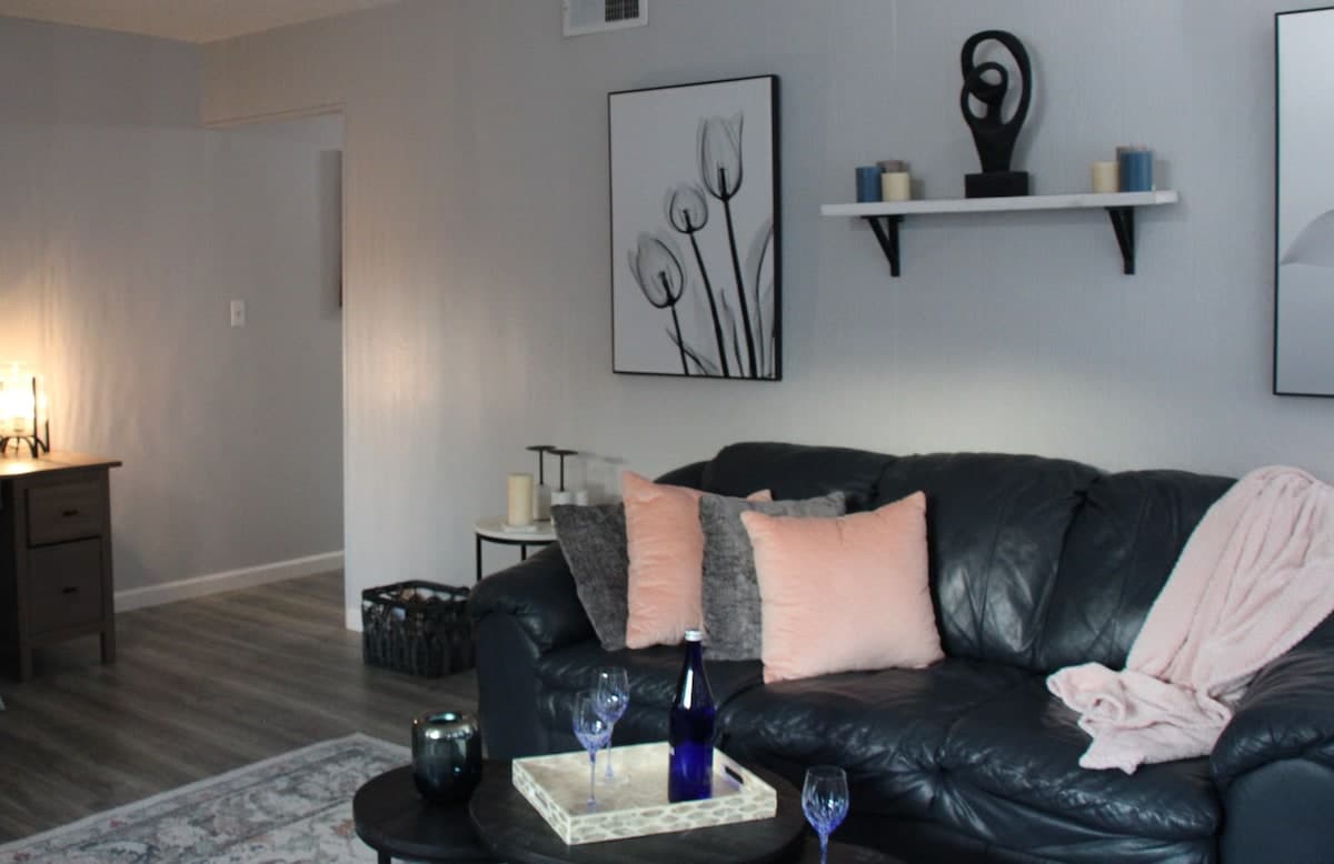 Upscale 2BR Condo, Pool, New Reno 2024 - Photo 3
