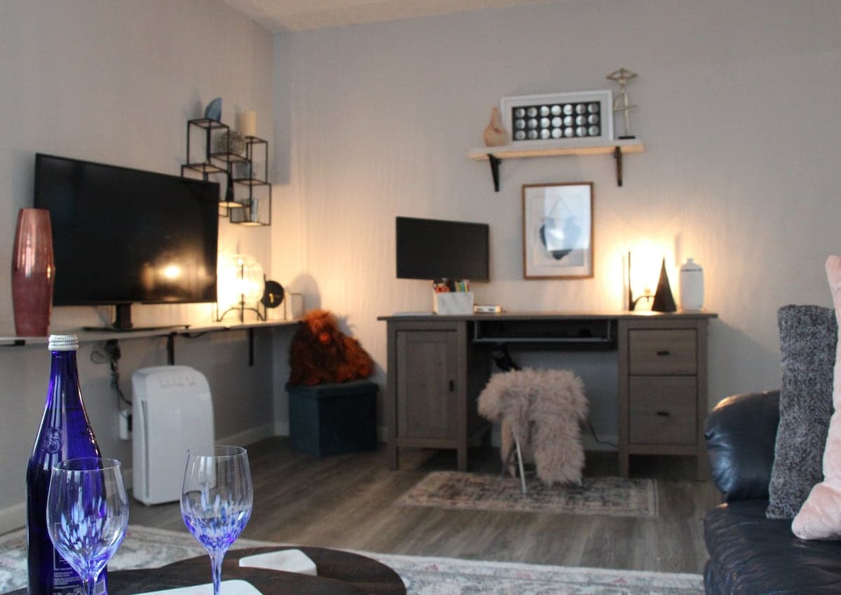 Upscale 2BR Condo, Pool, New Reno 2024 - Photo 4