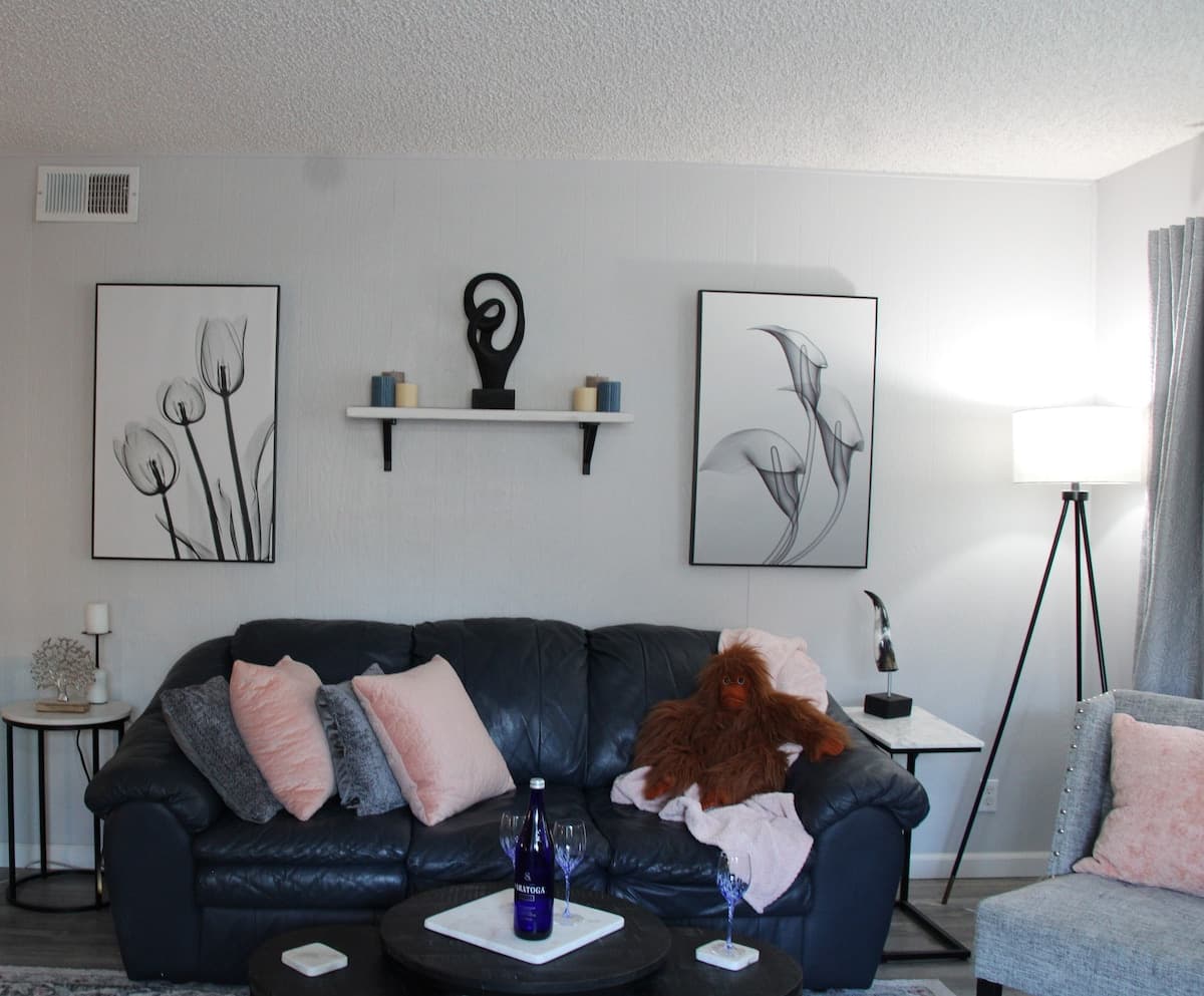 Upscale 2BR Condo, Pool, New Reno 2024 - Photo 1