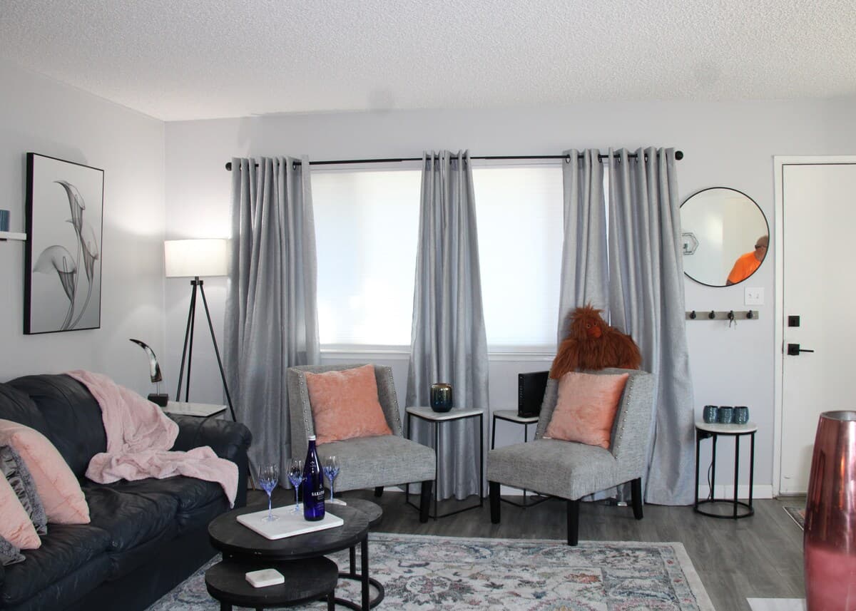 Upscale 2BR Condo, Pool, New Reno 2024 - Photo 2