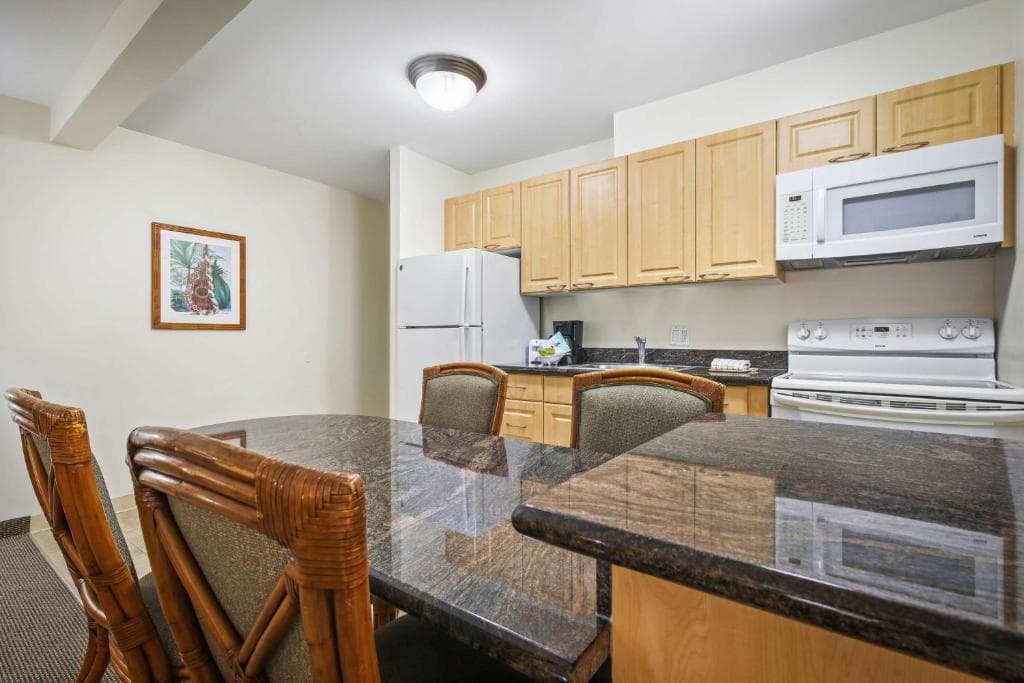 Condo in Honolulu · ★4.98 · 1 bedroom · 2 beds · 1 private bath - Photo 4