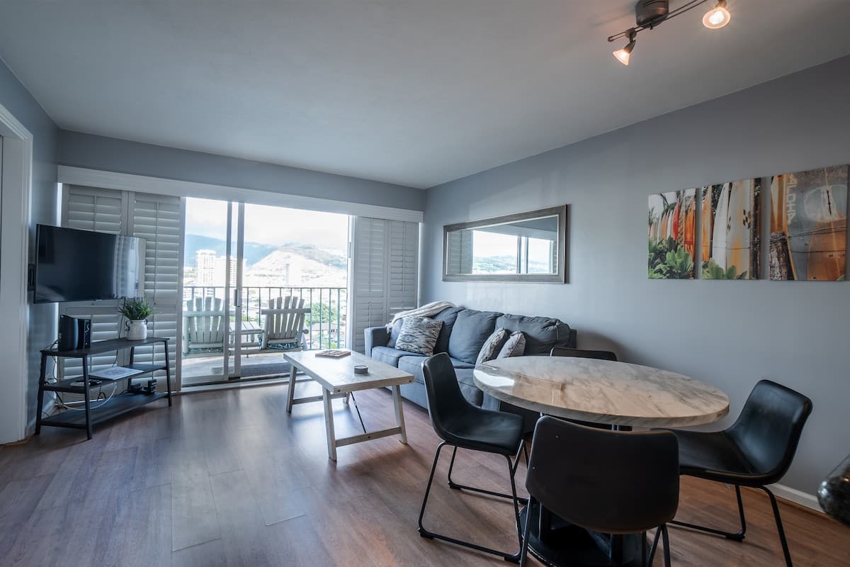 Condo in Honolulu · ★4.62 · 2 bedrooms · 3 beds · 1 private bath - Photo 3