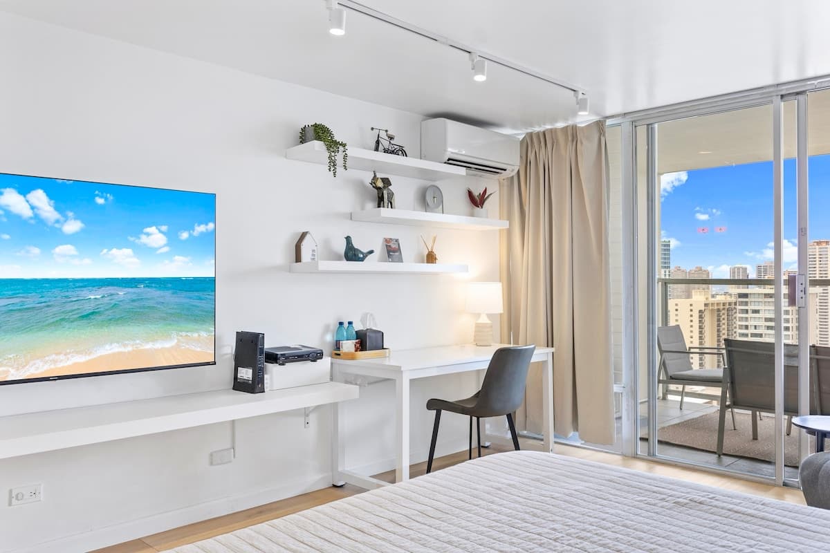 Condo in Honolulu · ★4.88 · Studio · 2 beds · 1 private bath - Photo 3