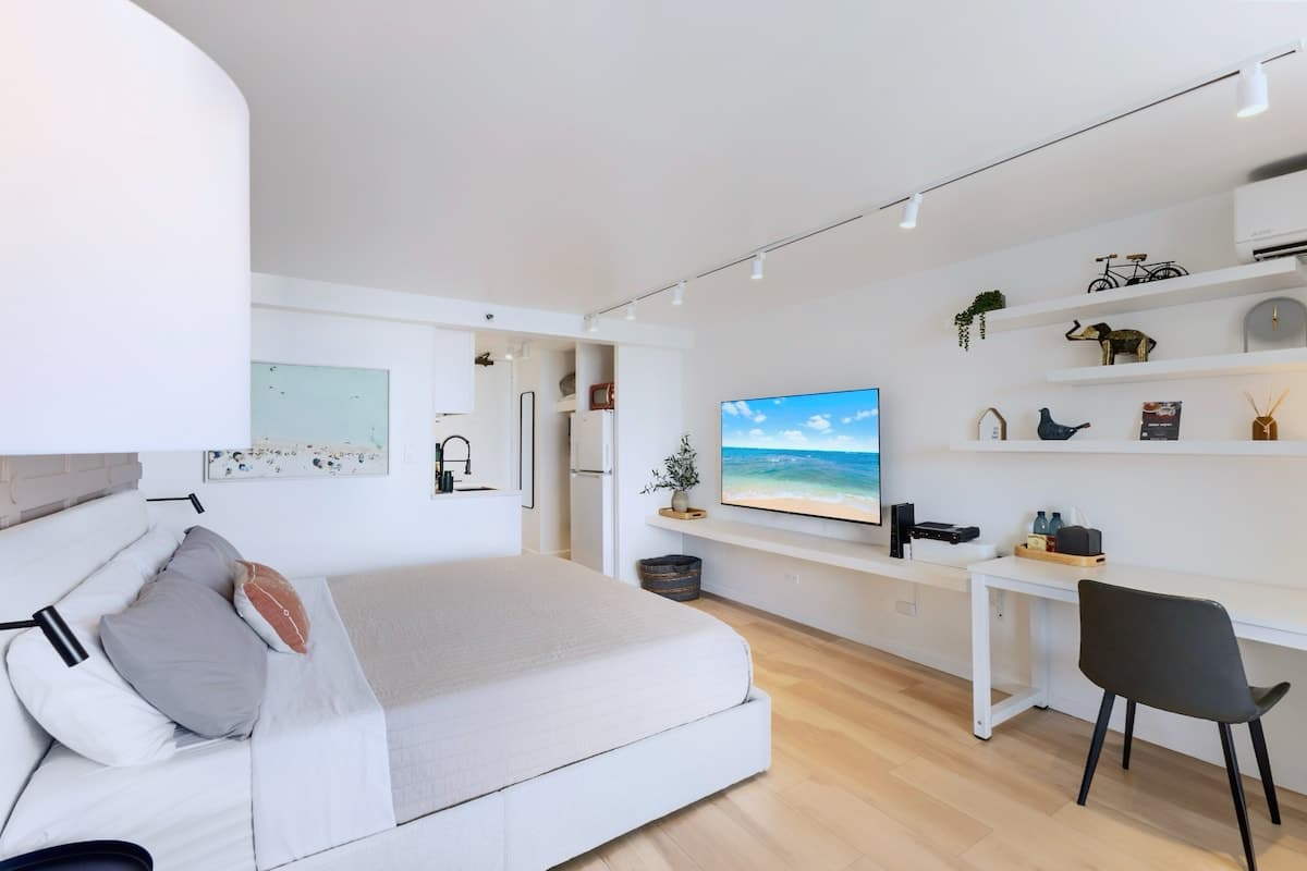 Condo in Honolulu · ★4.88 · Studio · 2 beds · 1 private bath - Photo 4