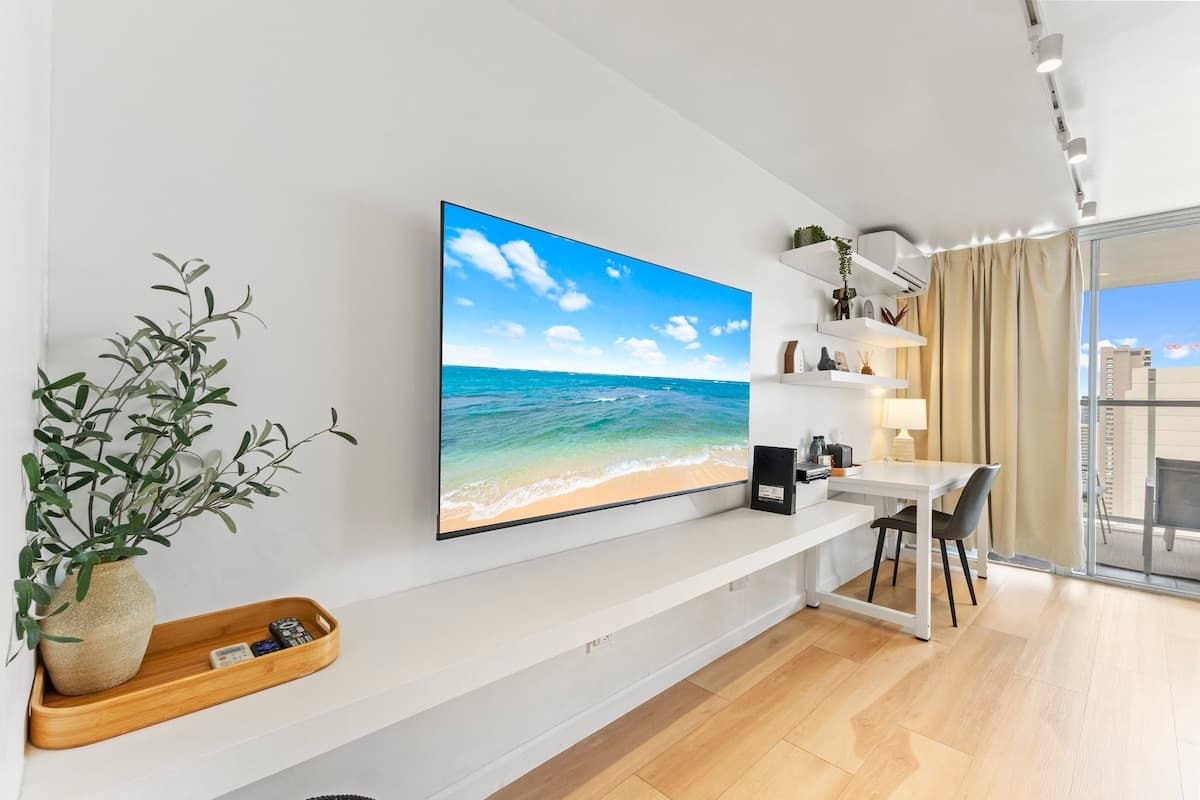 Condo in Honolulu · ★4.88 · Studio · 2 beds · 1 private bath - Photo 2