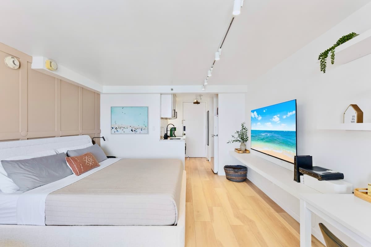 Condo in Honolulu · ★4.88 · Studio · 2 beds · 1 private bath - Photo 1