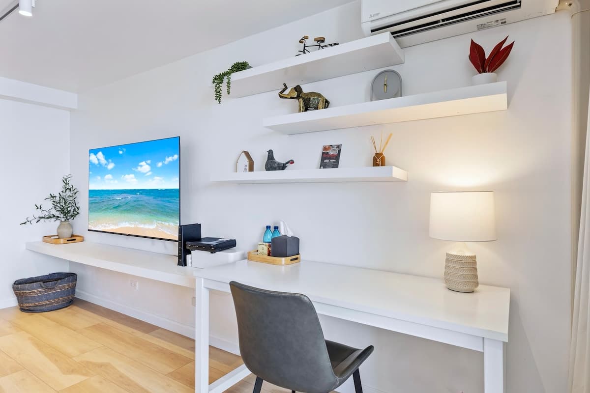 Condo in Honolulu · ★4.88 · Studio · 2 beds · 1 private bath - Photo 5