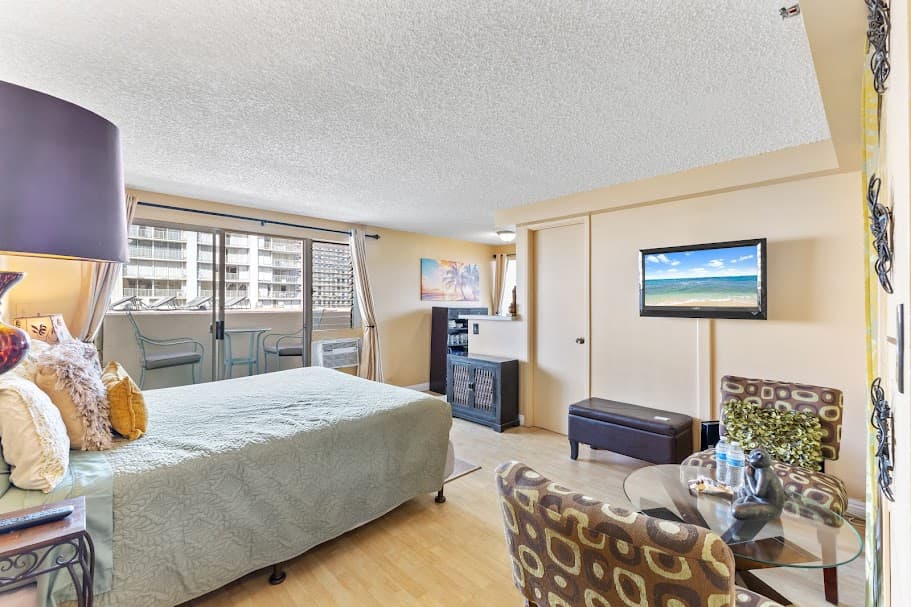 Condo in Honolulu · ★4.61 · Studio · 1 bed · 1 private bath - Photo 5