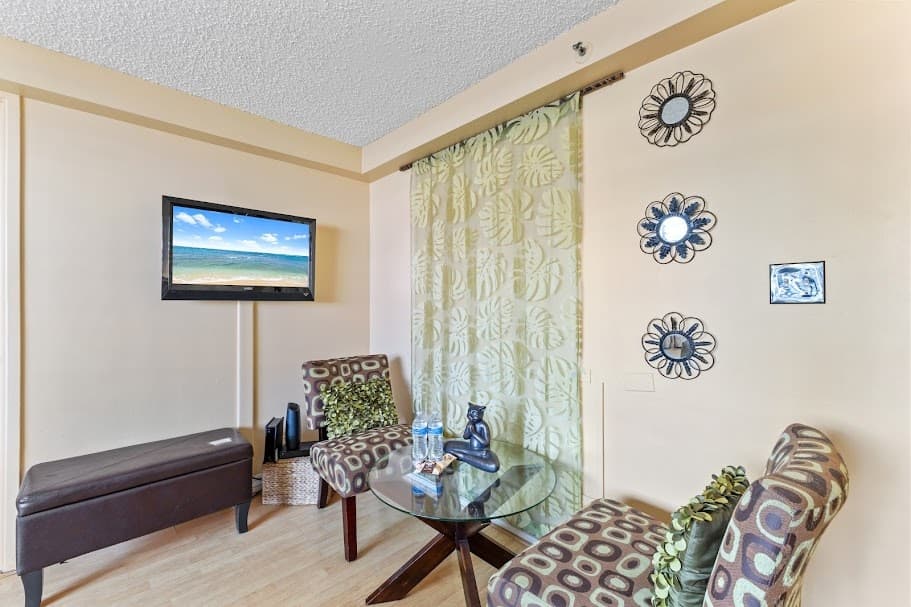 Condo in Honolulu · ★4.61 · Studio · 1 bed · 1 private bath - Photo 2