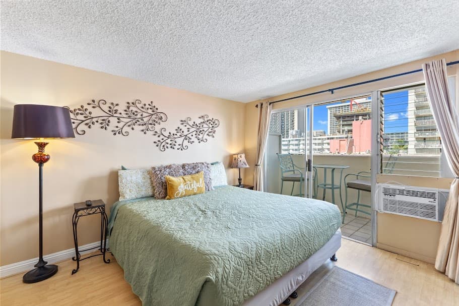 Condo in Honolulu · ★4.61 · Studio · 1 bed · 1 private bath - Photo 4