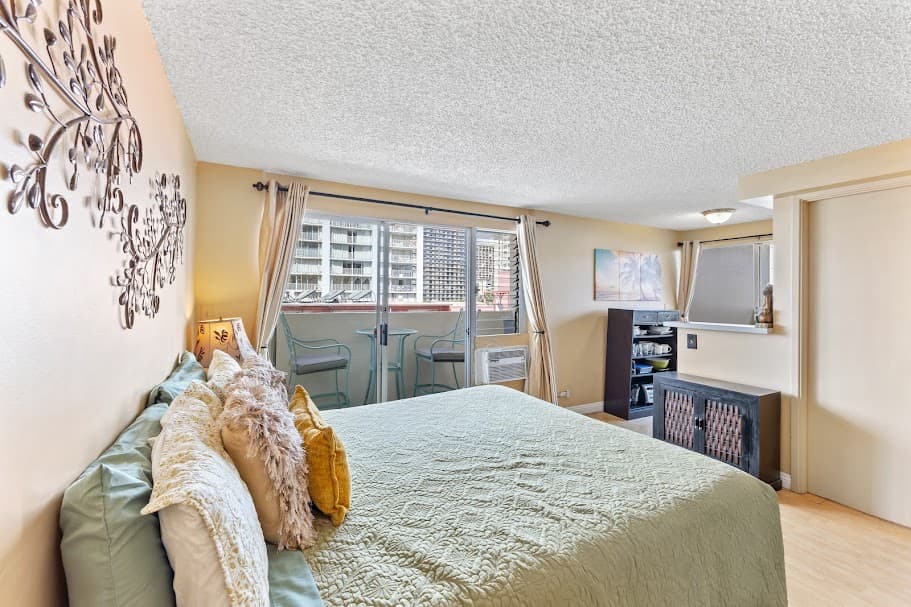 Condo in Honolulu · ★4.61 · Studio · 1 bed · 1 private bath - Photo 1
