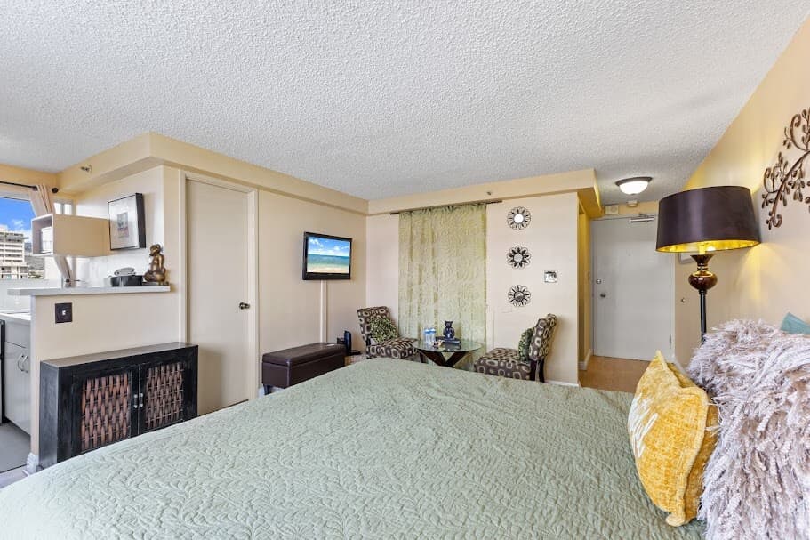Condo in Honolulu · ★4.61 · Studio · 1 bed · 1 private bath - Photo 3