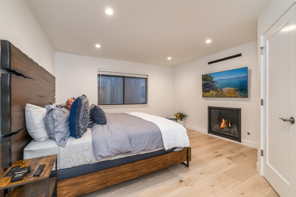 5BR lower TD home, fully renovated and hot tub - Photo 1